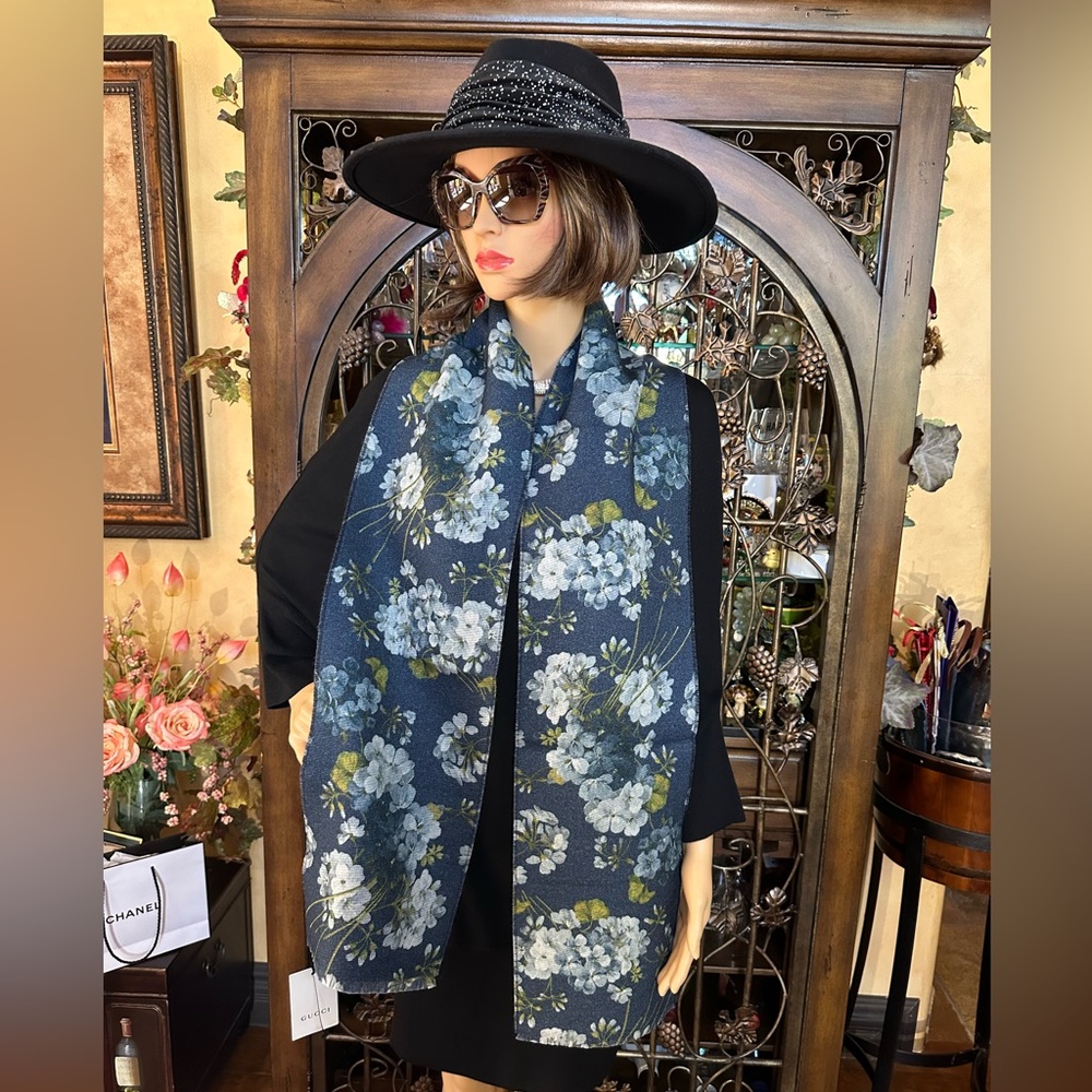 Gorgeous Gucci Wool Blooms Reversible Scarf
